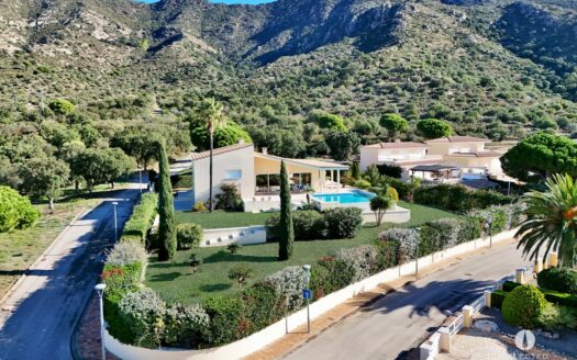 Luxury Villa Near the Beach – Large Plot, Heated Pool, Southwest Orientation