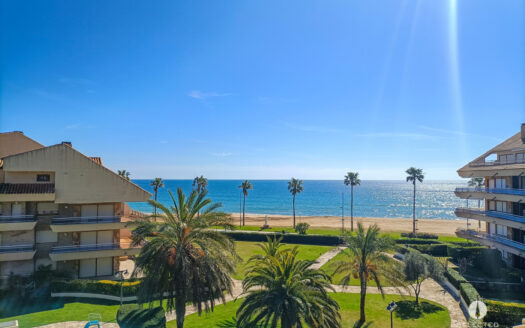 Exclusive frontline seaside residence in Torre Valentina