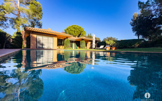 Bungalow-style villa on the TorreMirona golf course, Costa Brava