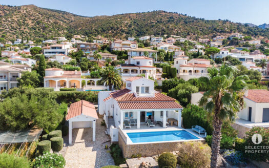 Detached villa with private pool and panoramic views