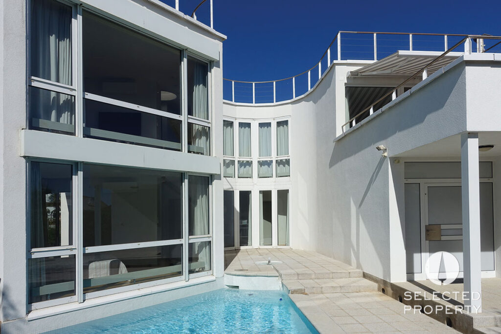 Costa Brava: weiße Architektenvilla am Strand – Sant Pere Pescador – Foto 3