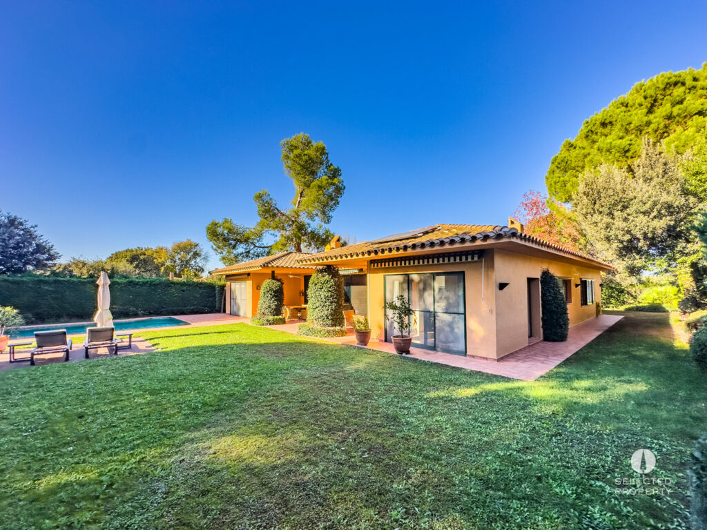 Villa de estilo bungalow en el campo de golf de TorreMirona, Costa Brava – Navata – villa – Foto 3