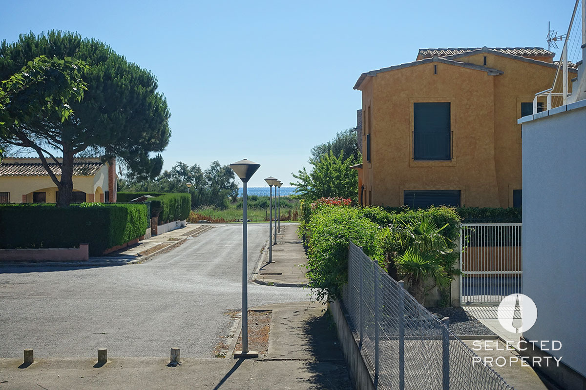 Costa Brava: villa de arquitecto blanca en la playa – Sant Pere Pescador – villa – Foto 11