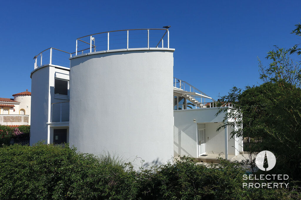 Costa Brava: villa de arquitecto blanca en la playa – Sant Pere Pescador – villa – Foto 10