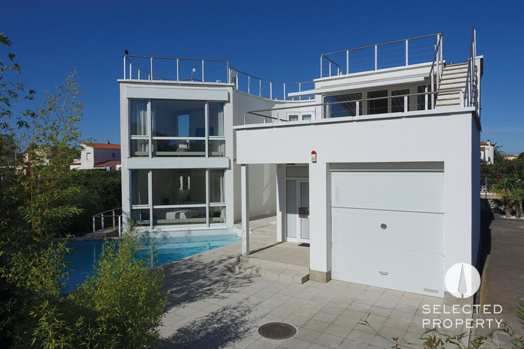 Costa Brava: villa de arquitecto blanca en la playa – Sant Pere Pescador – villa – Foto 1