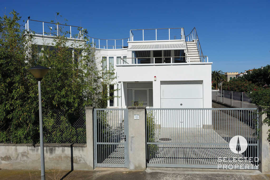 Costa Brava: villa de arquitecto blanca en la playa – Sant Pere Pescador – villa – Foto 9