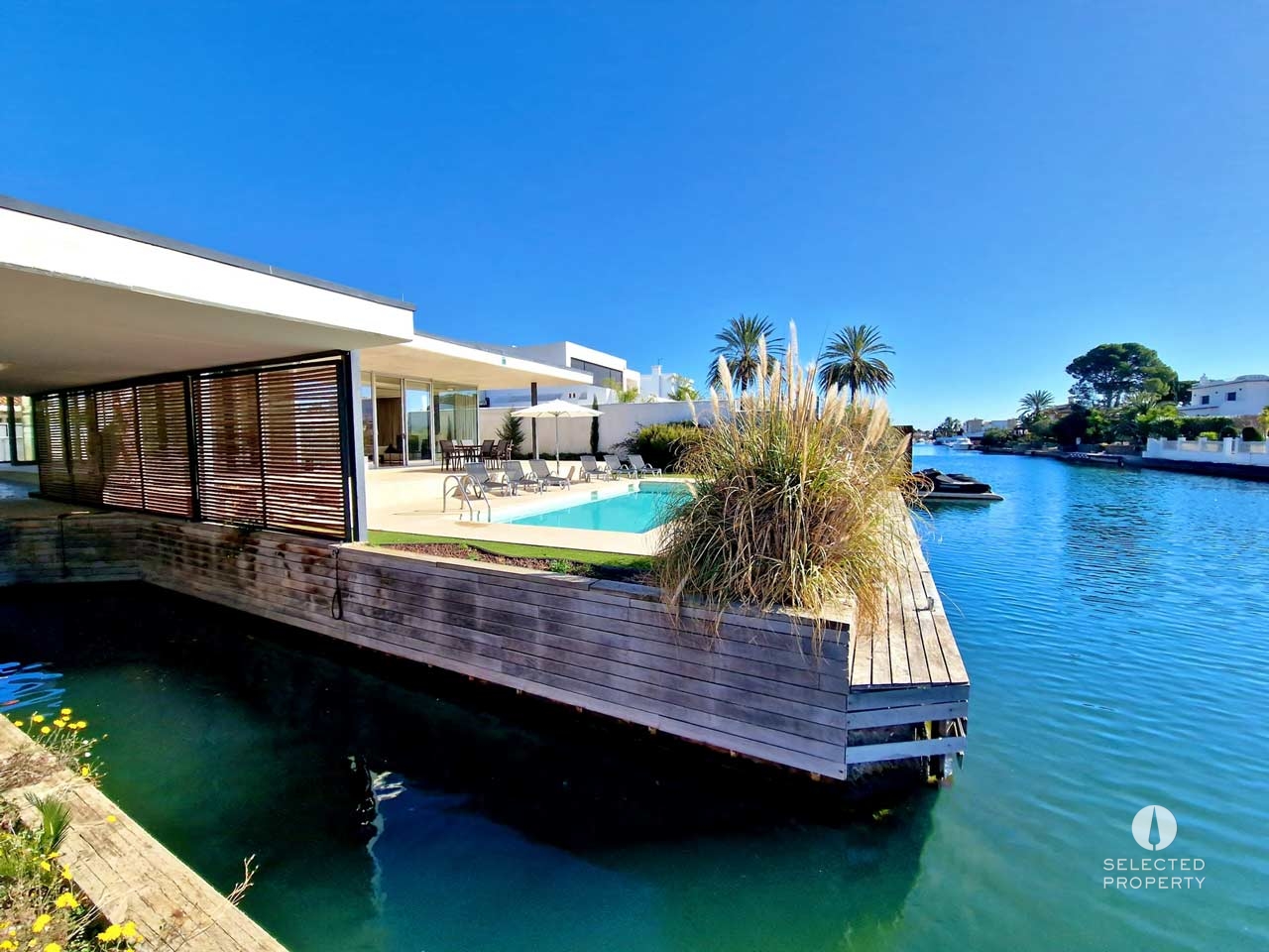 Moderne Villa auf Einer Ebene am Großen Kanal – Südwest-Ausrichtung – Empuriabrava – Foto 1