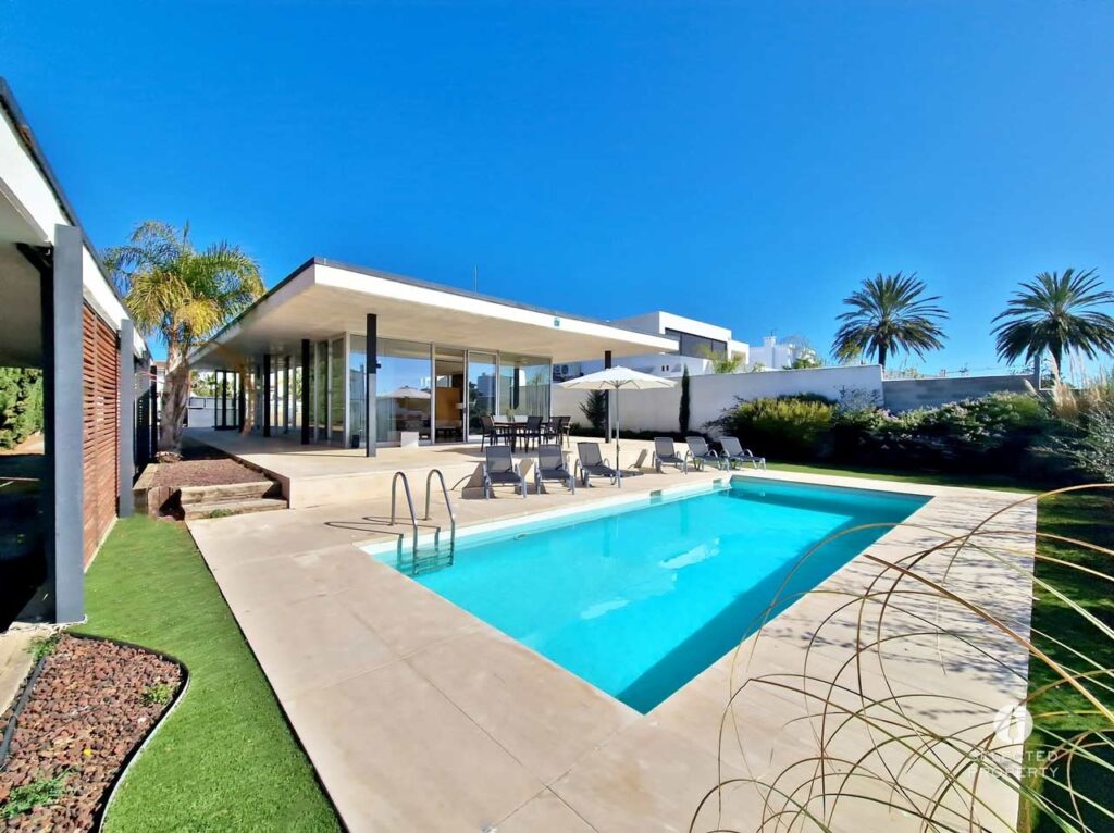 Villa Contemporánea de Una Sola Planta en Gran Canal – Orientación Suroeste – Empuriabrava – Foto 4