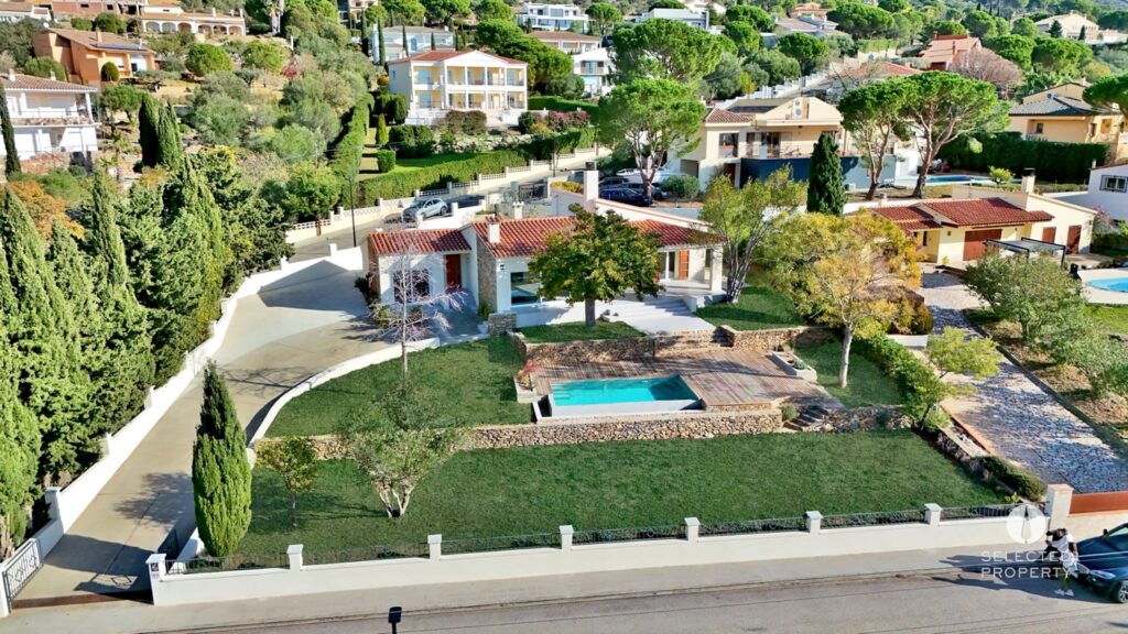 Villa exceptionnelle avec vue mer, piscine à débordement et oliveraie — entièrement rénovée, à 5 minutes des plages – Pau – villa – Foto 1
