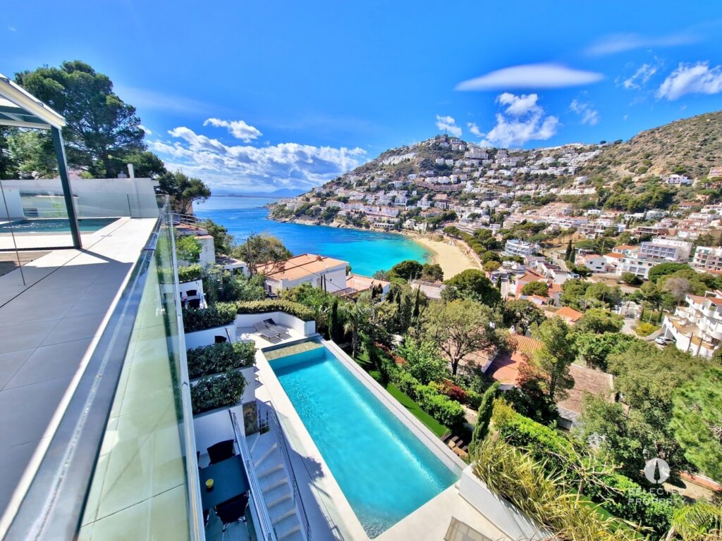Villa de luxe exceptionnelle avec vue imprenable sur la mer, à seulement 200 mètres de la plage – Roses – villa – Foto 1