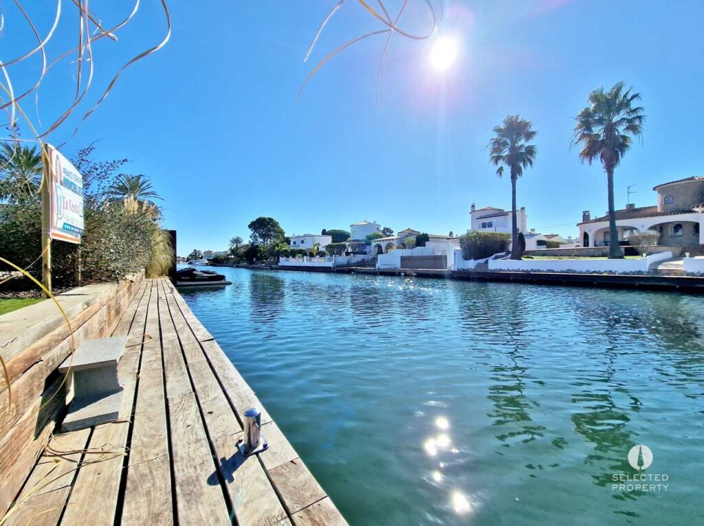 Vil·la moderna d’una sola planta al Gran Canal, amb orientació sud-oest – Empuriabrava – Vil·la – Foto 25